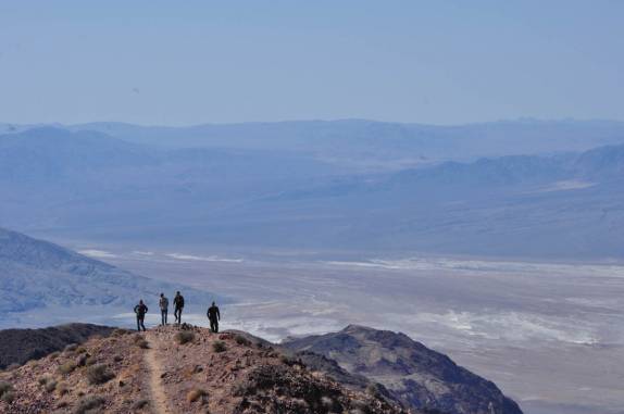 Turistas no alto de Dante´s View, no Death Valley National Park, na Califórnia - EUA